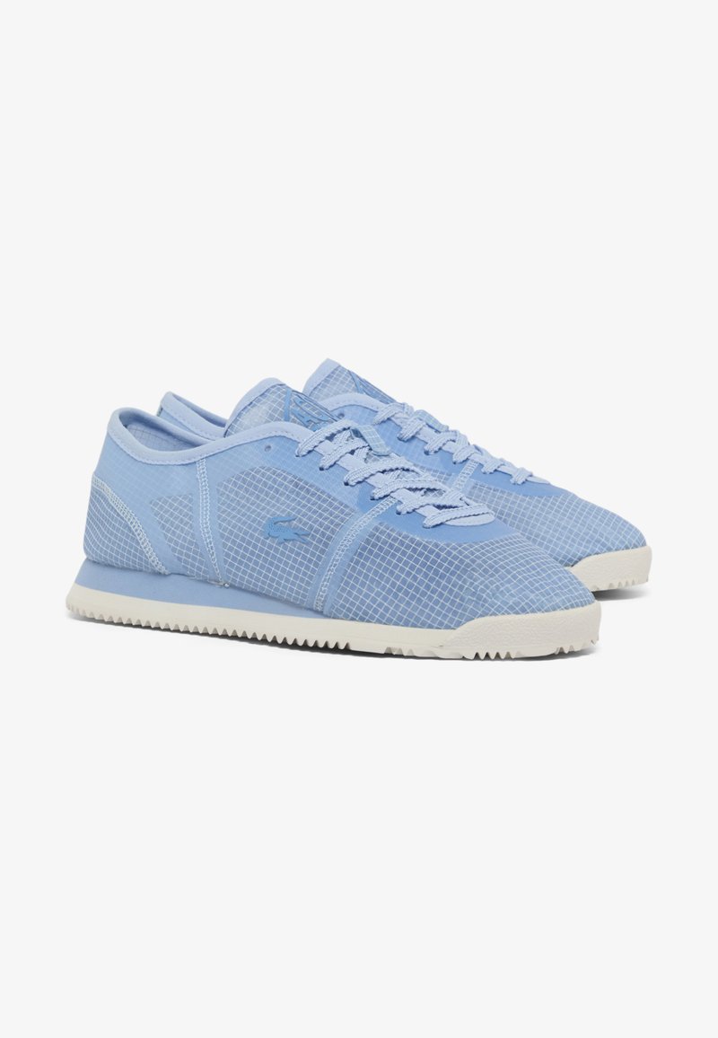Paar hellblaue Low-Top-Sneakers mit weißen Sohlen, Mesh-Textur und blauen Schnürsenkeln, nebeneinander auf weißem Hintergrund platziert.