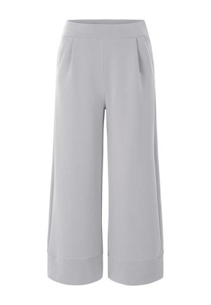Culottes gris clair en tissu doux, présentant un design à jambe large, un devant plissé et des poignets au bas. Texture lisse avec un minimum de détails.