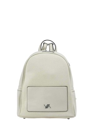 Zaino beige con tasca frontale e logo argento, spallacci regolabili e chiusura con zip sulla parte superiore.