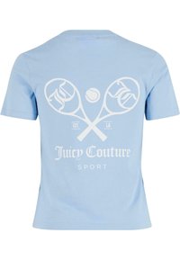 Világoskék pamut póló, fehér grafikával, amelyen keresztbe tett teniszütők és egy labda látható, alatta a "Juicy Couture Sport" felirattal.
