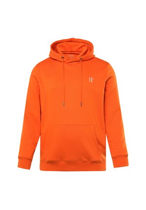 Oranje hoodie van zacht materiaal, met een kangoeroezak, trekkoordkap en een klein wit logo op de borst.
