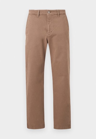 Pantalon kaki droit pour homme avec passants de ceinture, bouton devant et braguette zippée sur fond clair uni.