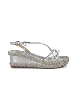Sandalias plateadas con cuña, con tiras delgadas, textura trenzada y un acabado brillante en la parte superior. Presenta una plataforma sutil y acentos decorativos en la suela.