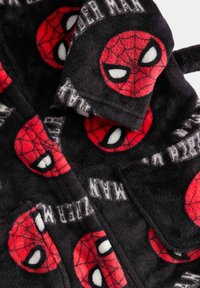 Czarny szlafrok polarowy z czerwonymi logo i napisem Spider-Man w białym kolorze, o miękkiej teksturze, z długimi rękawami i paskiem do zawiązania w talii.