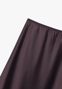 Ciemnofioletowa spódnica z gładkiego, lekko błyszczącego materiału i elastycznym pasem, sfotografowana na jednolitym białym tle.