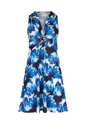 Vestido de estampado floral en azul y blanco con escote profundo, detalle en la cintura con un anillo dorado y diseño de falda acampanada.