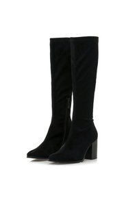 Stivali neri al ginocchio in morbida suede. Presentano una punta affilata e un tacco spesso. Chiusura con zip laterale per un facile indossamento.