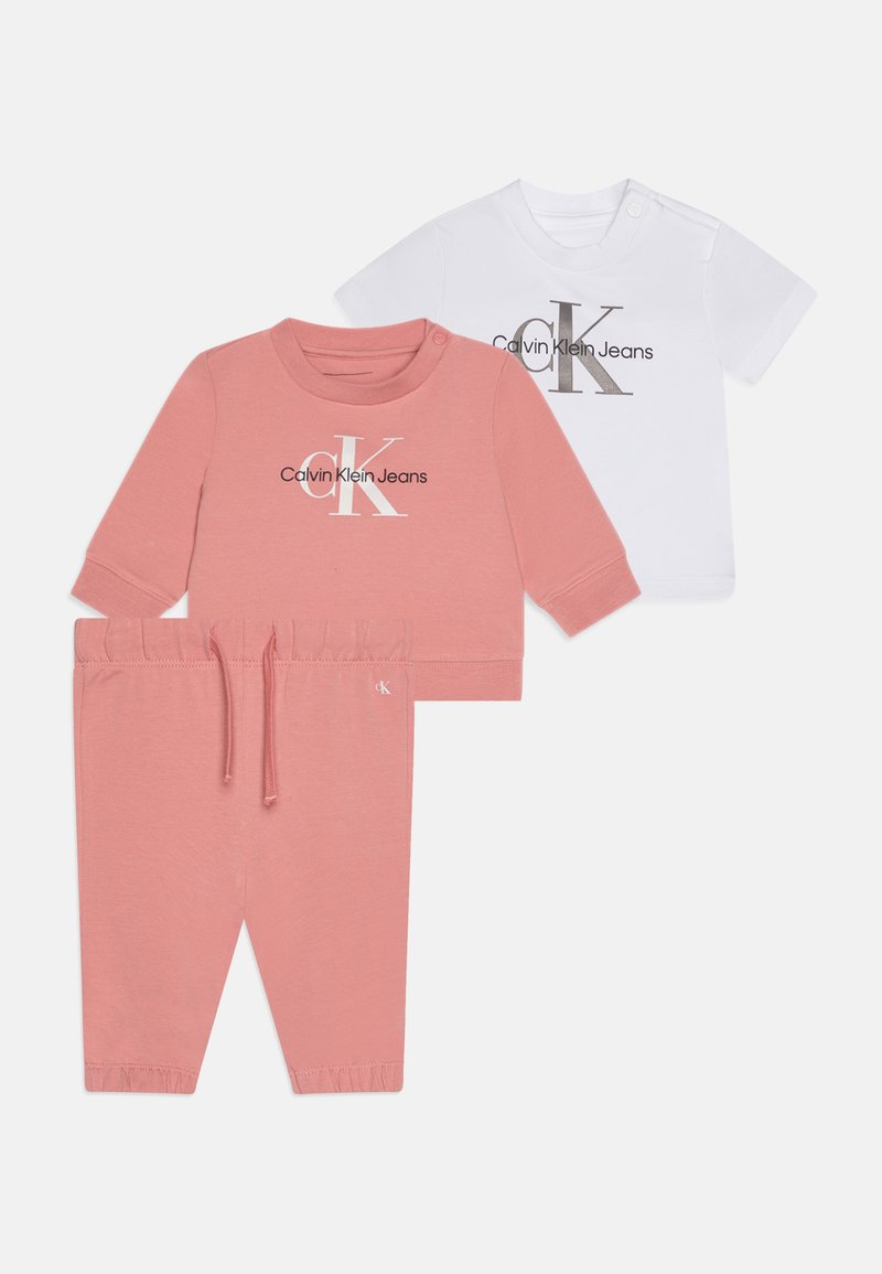 Conjunto de três peças Calvin Klein Jeans: blusa de manga longa rosa e calças combinando, além de uma camisa de manga curta branca. Apresenta impressões do logótipo. Mistura de algodão suave.