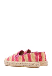 Straw espadrilles met een gestreept patroon in roze en beige, met roze stoffen accenten en een platte geweven jute zool.