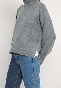 Noisy May Stickad tröja - mottled grey