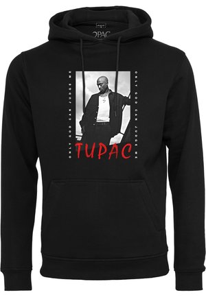 Sudadera negra con bolsillo frontal, que presenta una impresión gráfica de un hombre en blanco y negro, bordeada por texto rojo que dice "TUPAC" y "SOLO DIOS PUEDE JUZGARME."