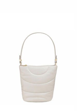Bolso tipo cubo de cuero gris claro con un diseño acolchado curvado, herrajes en tono dorado y una sola correa de hombro ajustable.