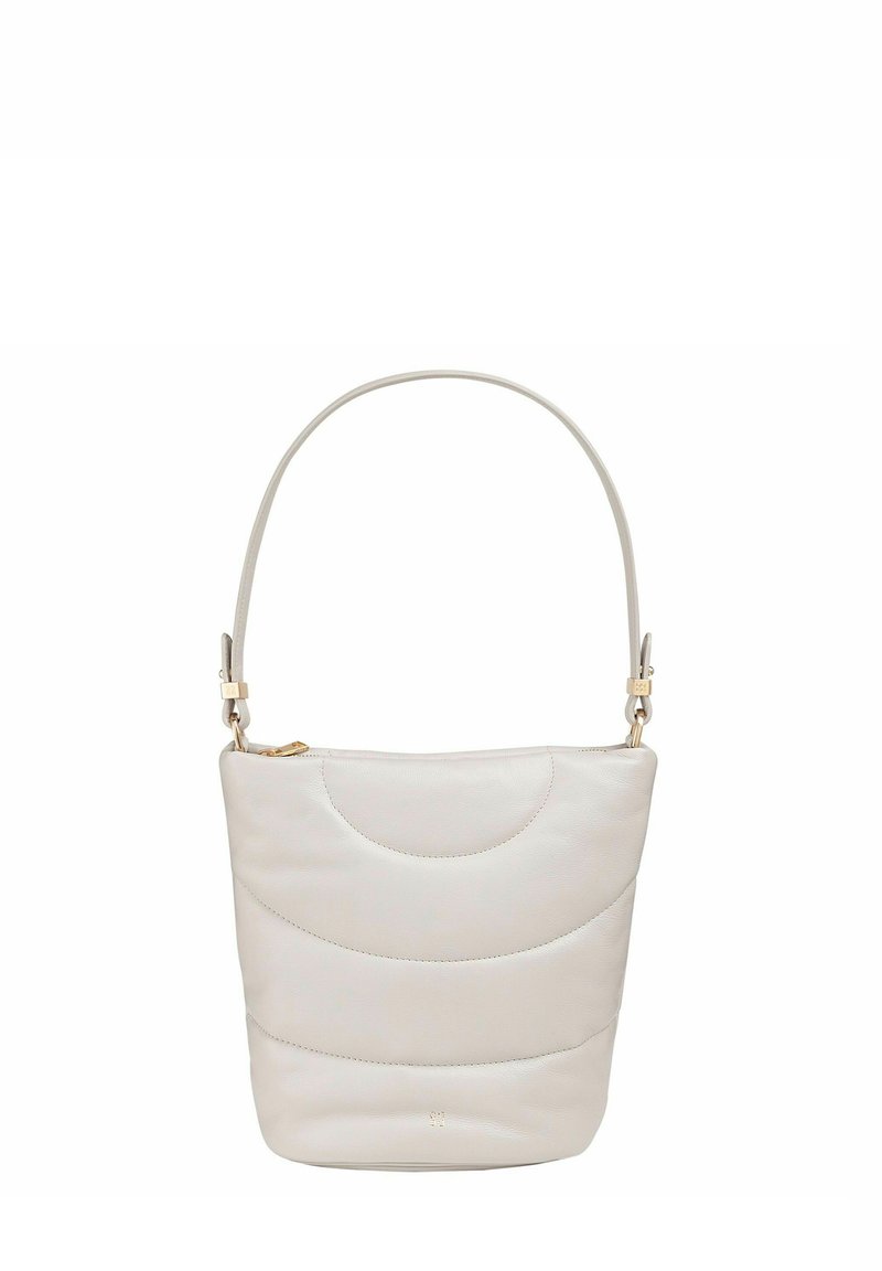 Borsa a secchiello in pelle grigia chiara con un design curvo a trapunte, hardware color oro e una singola tracolla regolabile.