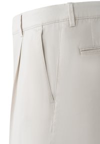 Helle beige Hose mit Falten, glatter Textur, Seitentaschen und einer Gesäßtasche. Gerades Schnittdesign, das klare Linien betont.