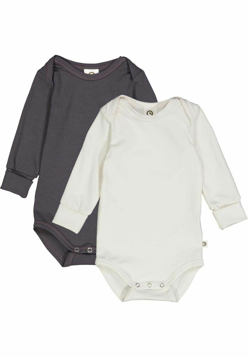 Dvě body s dlouhým rukávem: jedno tmavě šedé s tónovaným šitím, druhé bílé s patentkami na spodní části. Obě mají měkkou, elastickou tkaninu.