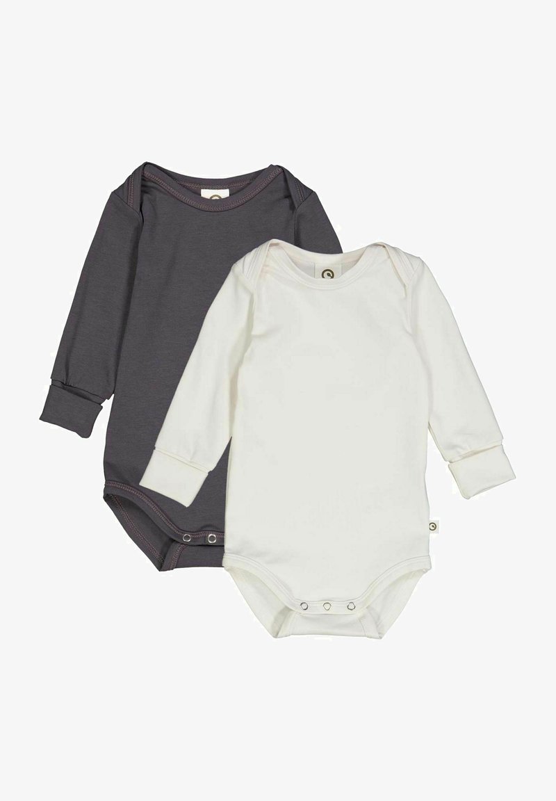 Dvě body s dlouhým rukávem: jedno tmavě šedé s tónovaným šitím, druhé bílé s patentkami na spodní části. Obě mají měkkou, elastickou tkaninu.