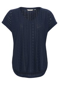 Jūras zilas krāsas tops ar V veida kaklu, īsām piedurknēm un teksturētu rakstu, kas ietver izgrieztus elementus un ģeometriskas formas. Noapaļots apakšmalas dizains.