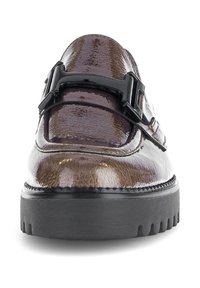 Braune, glänzende Lederloafer mit strukturiertem Finish, ausgestattet mit einer schwarzen dekorativen Schnalle und einer dicken, gerillten schwarzen Gummisohle.