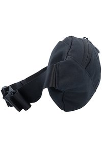 Schwarze Stofftasche mit abgerundeter Form, Reißverschlussverschluss und verstellbarem Riemen. Strukturierte Oberfläche und verstärkte Nähte für Langlebigkeit.