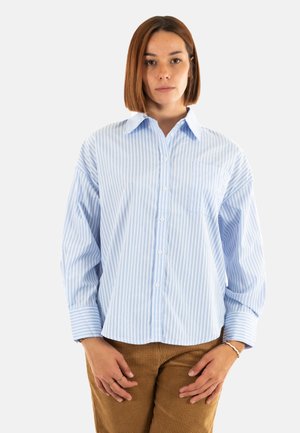 Camicia a maniche lunghe a righe blu chiaro e bianche, con colletto, taschino sul petto e realizzata in un tessuto morbido dal taglio morbido.