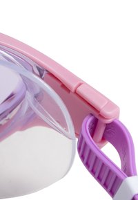 Zwembril met een doorzichtige lens, een roze frame en een paarse verstelbare band met een gestructureerd detail voor grip.