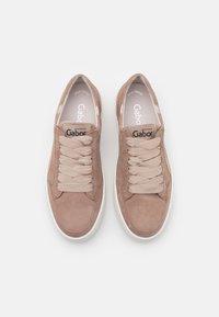 Sneakers in camoscio marrone dal design classico, con lacci beige, suola in gomma bianca e soletta con marchio. Tessuto liscia, accenti minimi.