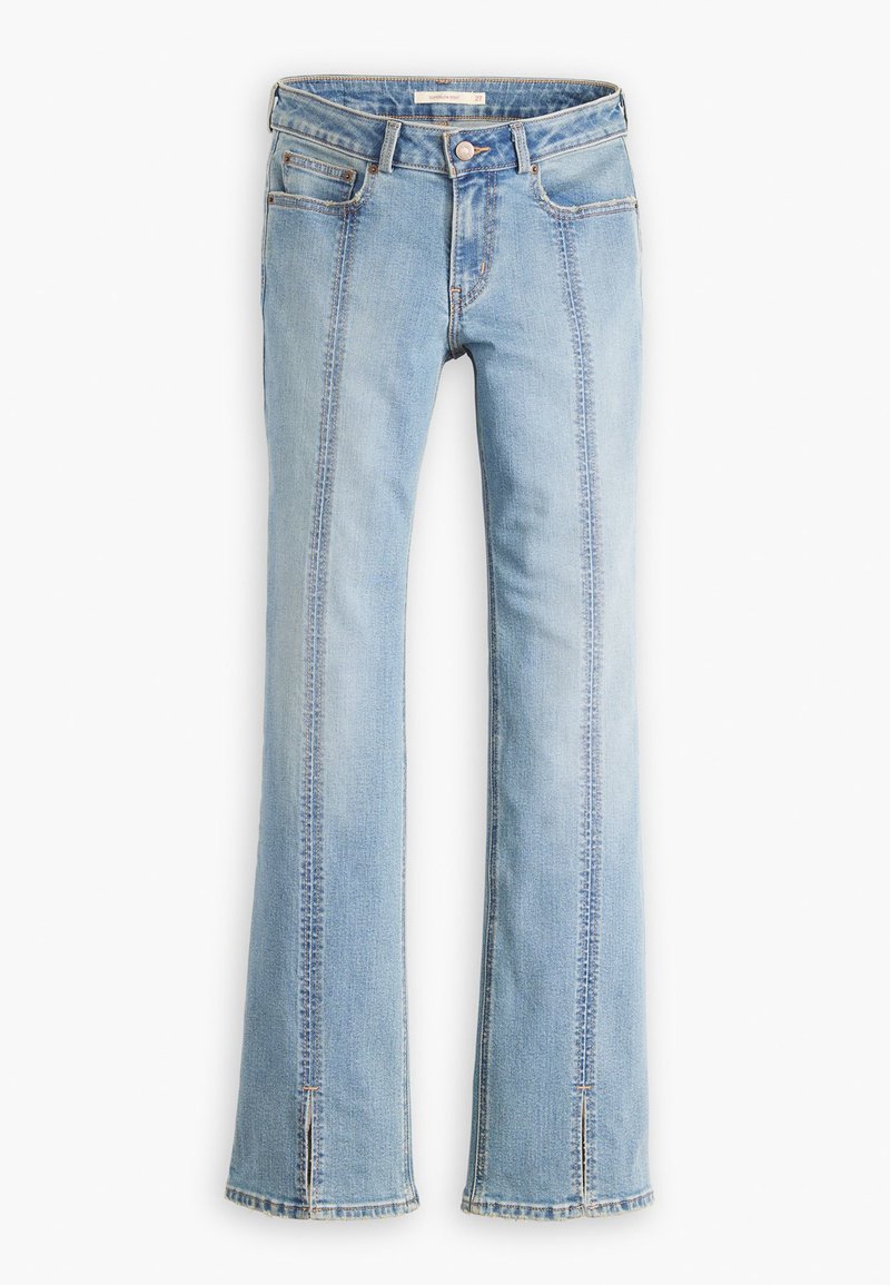 Jeans en denim bleu clair évasés avec une taille haute, des poches avant et des détails de couture visibles. Les jambes présentent un design à ourlet fendu.