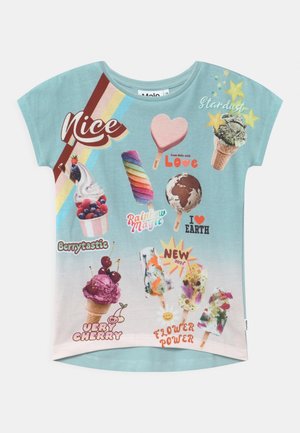 Blå og lyserød børnet-shirt med farverige is- og ispindillustrationer samt tekst som "Nice," "BerryTastic," og "Flower Power."