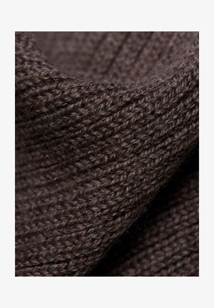 Brązowa dzianina o teksturowej powierzchni, prezentująca grube, splątane włókna przędzy i lekko puszysty wygląd.