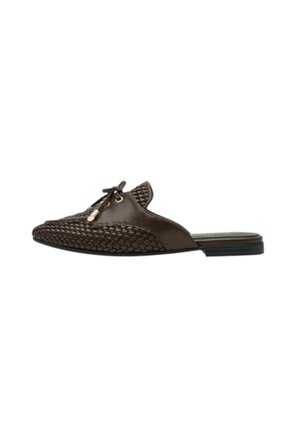 Mule in pelle intrecciata marrone scuro slip-on con punta appuntita e piccolo dettaglio a fiocco sulla tomaia, suola piatta nera.