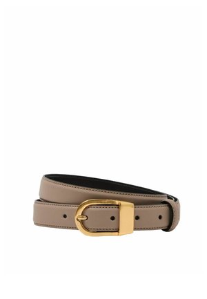 Ceinture en cuir beige enroulée avec une boucle rectangulaire dorée brillante et plusieurs trous de réglage, sur fond blanc.