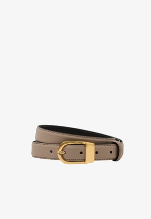 Ceinture en cuir beige enroulée avec une boucle rectangulaire dorée brillante et plusieurs trous de réglage, sur fond blanc.