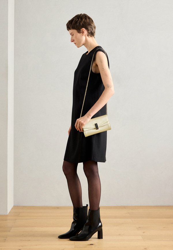 AWH-C24238 - Clutch3