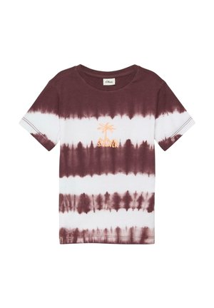 T-shirt à manches courtes tie-dye avec des rayures horizontales blanches et bordeaux, arborant un petit palmier orange et le logo « s.Oliver » sur la poitrine.