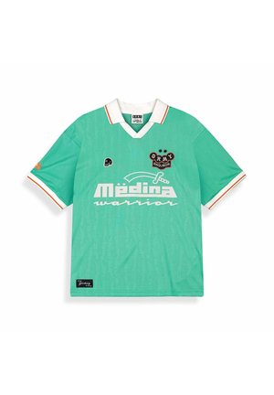 Polo verde a maniche corte con colletto e polsini bianchi, rifiniture bianche e arancioni e scritta bianca "Médina warrior" con loghi sul davanti.
