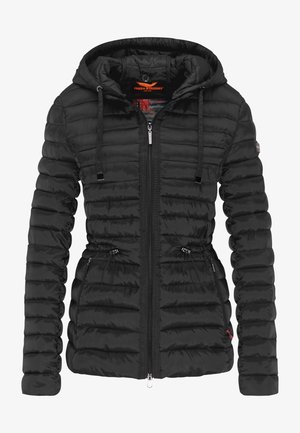 Zwarte doorgestikte jas met capuchon, voorzien van een rits aan de voorkant, verstelbare trekkoorden bij de taille en capuchon, en ritssluitingen aan de zijzakken.