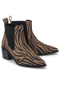 Botines hasta el tobillo con estampado de cebra que combinan ante marrón y negro, paneles laterales elásticos y un tacón bajo y ancho.