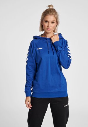 Felpa con cappuccio blu realizzata in tessuto morbido. Presenta un logo sul petto e strisce diagonali bianche sulle maniche. Polsini e orlo a costine.