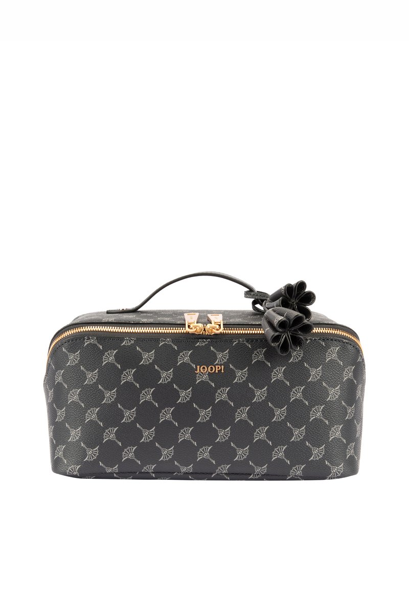 Bolsa cosmética negra con cierre de cremallera, material texturizado, herrajes dorados y un adorno floral. Presenta un patrón repetitivo de pequeños diseños.