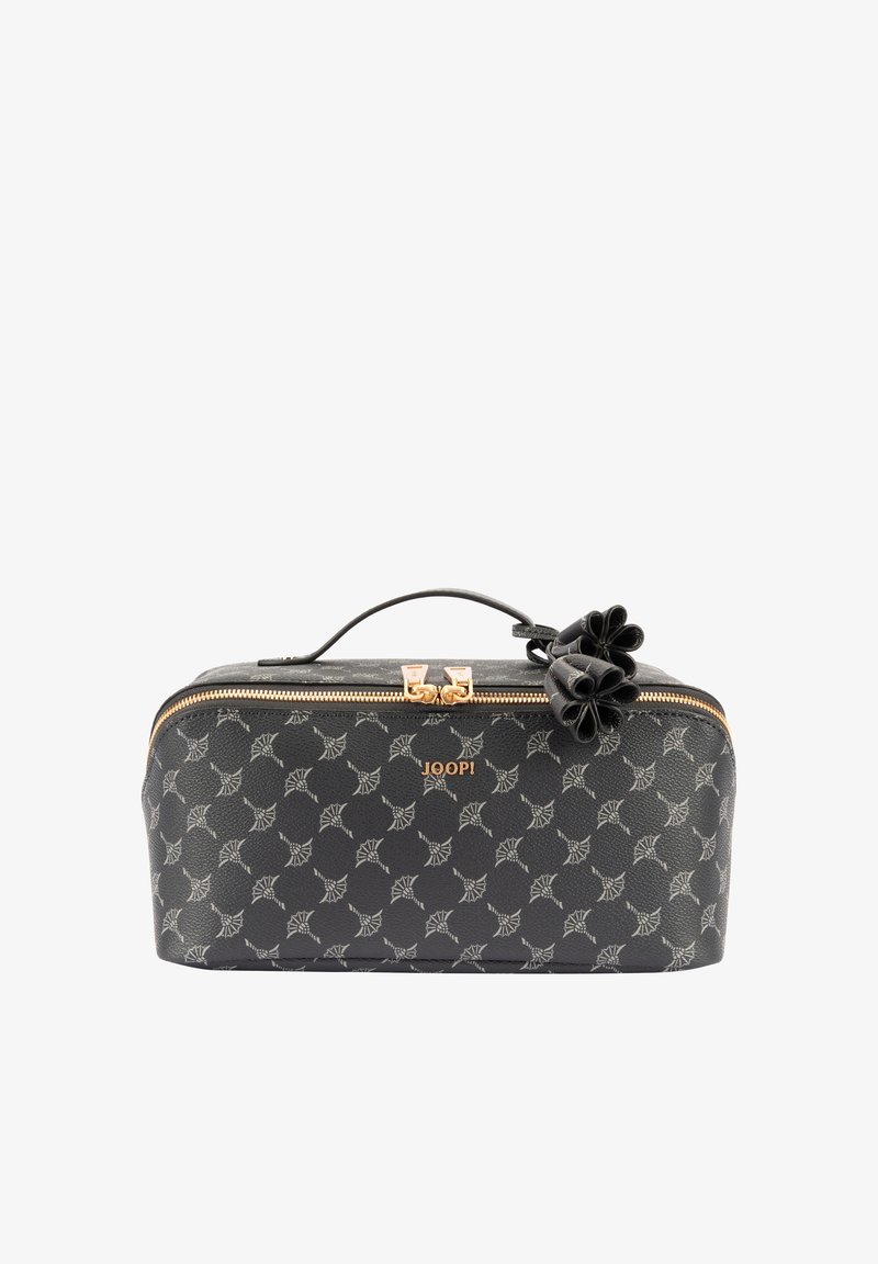 Zwarte cosmetische tas met ritssluiting, gestructureerd materiaal, gouden beslag en een bloemaccent. Heeft een herhalend patroon van kleine ontwerpen.