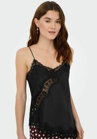 Czarna satynowa koszulka na ramiączkach z kwiatowymi koronkowymi zdobieniami przy dekolcie i po bokach, z regulowanymi cienkimi ramiączkami.