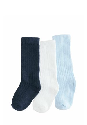 Trois paires de chaussettes montantes côtelées en bleu marine, blanc et bleu clair, disposées verticalement côte à côte.