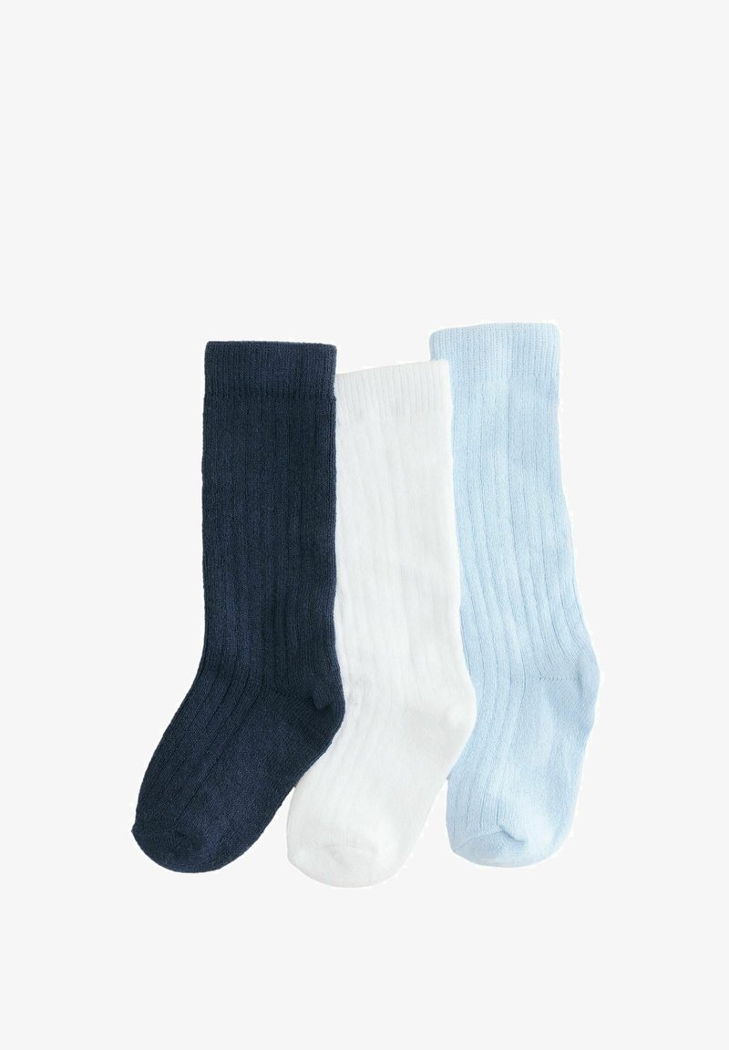 Tres calcetines acanalados hasta la rodilla en colores azul marino, blanco y azul claro, dispuestos verticalmente uno al lado del otro.