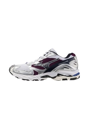 Scarpa da running con tomaia in mesh bianco traspirante, accenti viola e navy, design elegante e suola imbottita con battistrada nero e bianco.
