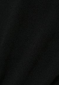 Schwarzer, strukturierter Stoff mit einem feinen, erhabenen Muster, das eine weiche, dehnbare Qualität aufweist. Das Material wirkt dicht und langlebig.
