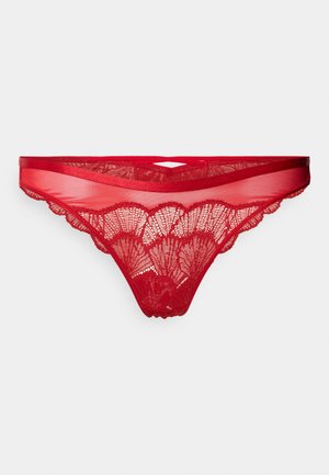 Roter Spitzen-Thong mit floralem Muster, gewellten Kanten, transparenten Netzpaneelen und einem glatten Bund für Komfort.