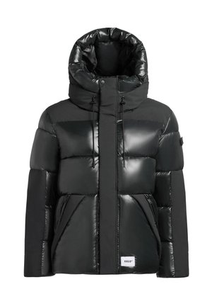 Črna puhovka z lesketajočim zaključkom, visokim ovratnikom, sprednjo zadrgo in nastavljivimi vrvicami; vsebuje močno oblazinjenje in bočne žepe.