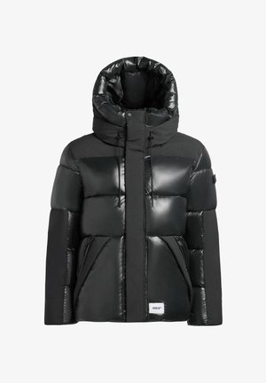 Crna naletna jakna s blago sjajnim završetkom, visokim ovratnikom, prednjim patentnim zatvaračem i podesivim vezicama; s velikim punjenjem i bočnim džepovima.