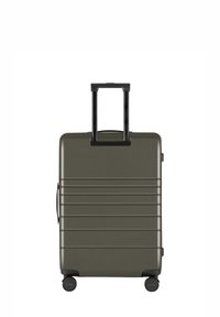 Valise rigide de couleur vert olive avec une finition texturée, une poignée télescopique noire, une poignée latérale et quatre roues pour une mobilité aisée.