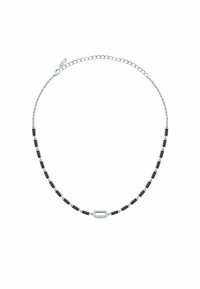 Collana in argento con una catena caratterizzata da accenti neri rettangolari alternati e un anello ovale centrale decorato con piccoli cristalli trasparenti.
